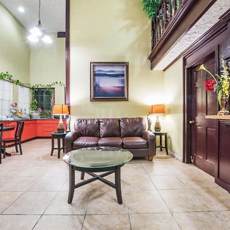 Howard Johnson By Wyndham San Marcos Exterior foto