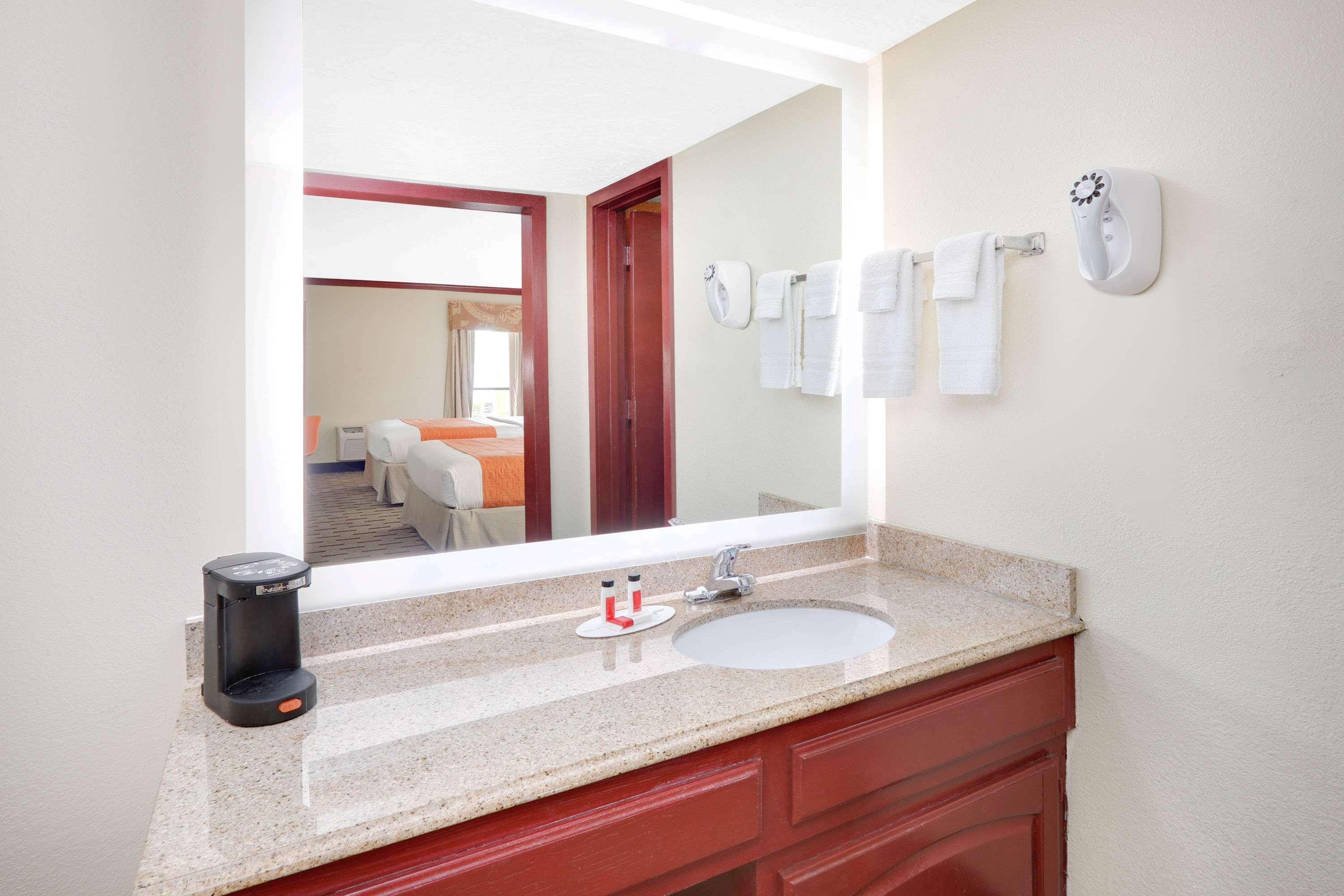Howard Johnson By Wyndham San Marcos Exterior foto